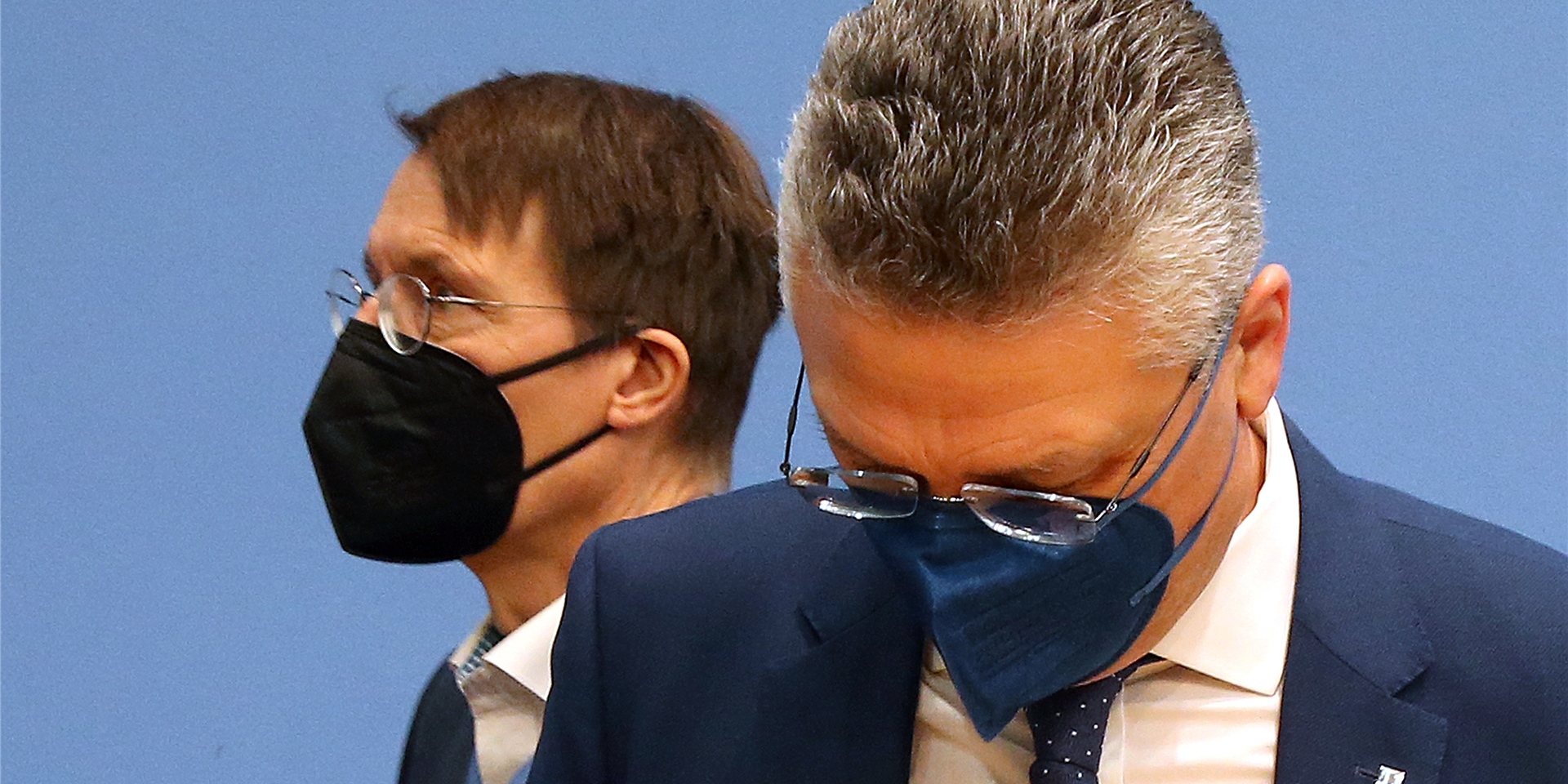 Karl Lauterbach (l, SPD), Bundesgesundheitsminister, will Lothar Wieler, RKI-Präsident, die Macht über den Genesenenstatus entziehen.