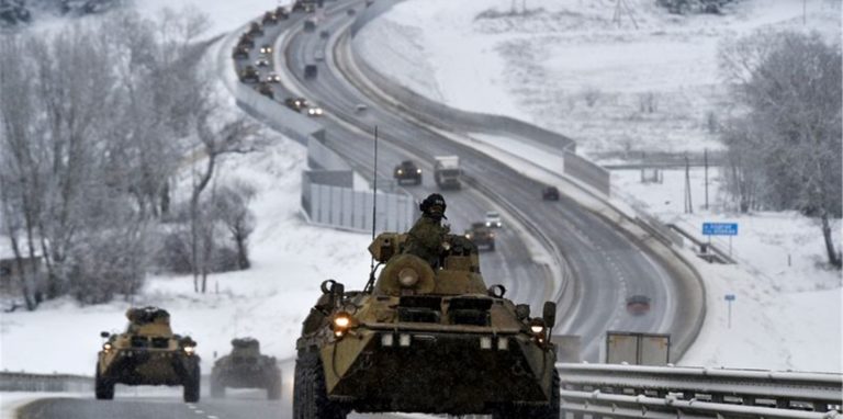 Ein Konvoi gepanzerter russischer Fahrzeuge Mitte Januar auf einer Autobahn auf der Krim.