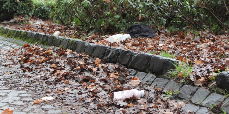 So soll die Situation an der Josef-Ströthoff-Straße in Unna nicht bleiben. Der kleinteilige Abfall auf dem Gehweg und der angrenzenden Grünfläche soll im Zuge der normalen Reinigungsroutine entfernt werden, kündigt die Stadt an.