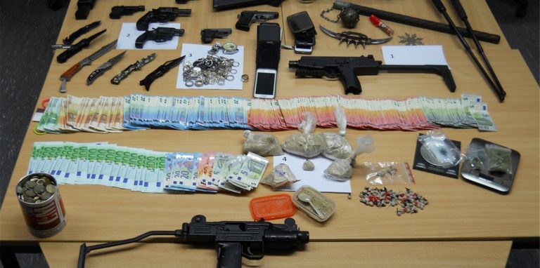 Die Polizei entdeckte in der Wohnung eines Fröndenbergers Waffen, Drogen und Geld (Symbolbild).