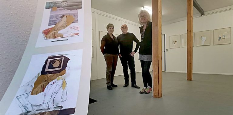 Collagen zeigt die Dortmunder Künstlerin Cornelia Regelsberger (v.r.) zur Eröffnung des Kultur-Punkts von Jan van Nahuijs und Frauke Andrea Schütte.