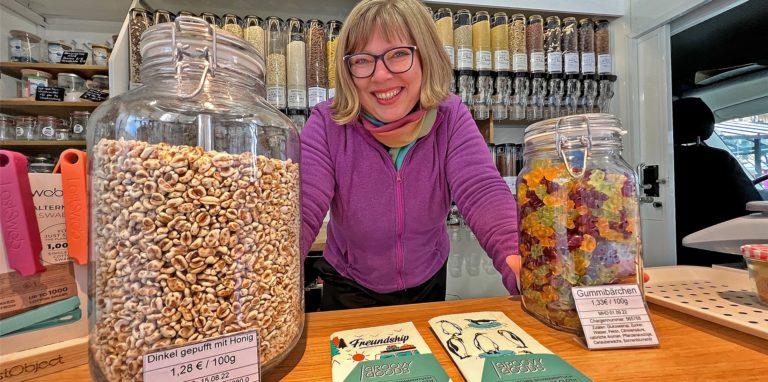 Die Unverpackt-Händlerin Marion van Aart steht mit ihrem Lose-Mobil jetzt immer freitags auf dem Alten Markt in Kamen – und dienstags auf dem Wochenmarkt in Unna.