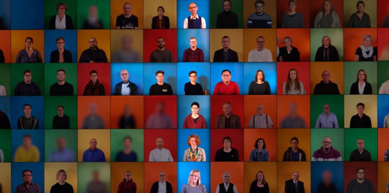 Die Kombo zeigt Teilnehmerinnen und Teilnehmer der Initiative «#OutInChurch. Für eine Kirche ohne Angst» – eine Szene aus der ARD-Dokumentation «Wie Gott uns schuf» (undatiert). In der Doku und dem multimediales Projekt von Hajo Seppelt, Katharina Kühn, Marc Rosenthal und Peter Wozny treten einige Teilnehmerinnen und Teilnehmer der Initiative erstmals vor die Kamera. Sie berichten von einem oft jahrelangen Versteckspiel und der Angst vor dem Outing. Das Netzwerk ruft alle LGBTIQ+-Personen, die h