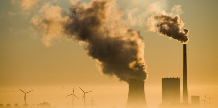 Die EEG-Umlage zur Förderung des Ökostroms über die Stromrechnung soll früher als geplant abgeschafft werden.