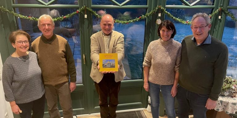 Ein einzelner will nicht auf dem Foto stehen, denn sowohl die Vorbereitung des Jubiläumsjahres als auch das Erstellen der Festschrift seien Teamarbeit gewesen, sagen die Verantwortlichen (v. l.): Dr. Gundrun Funke, Dr. Michael Funke, Pater Joachim Hagel (mit der Festschrift), Sabina und Hans Ulrich Nordhaus.