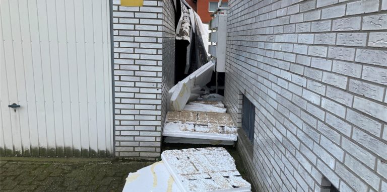 In Selm an der Kreisstraße hat der starke Wind ein ganzes Flachdach abgedeckt.