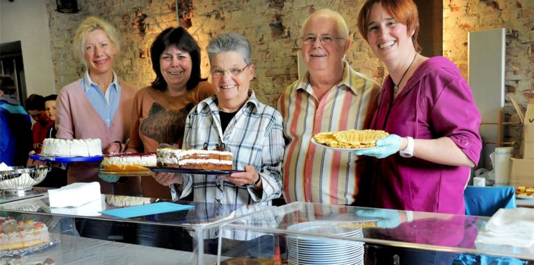 Da war die Welt noch in Ordnung: Traditionell verkaufte die Volkbühne Ergste auch 2014 bei ihrem Gastspiel in der Rohrmeisterei selbstgebackene Torten und Kuchen an ihre Gäste.