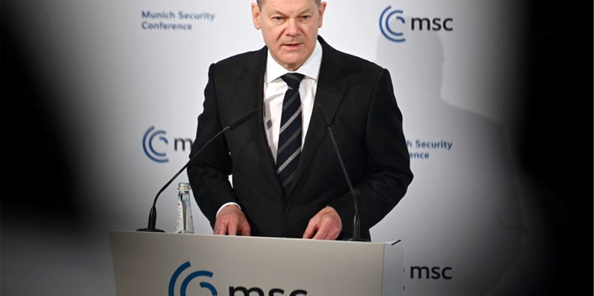 Bundeskanzler Olaf Scholz spricht auf der Münchner Sicherheitskonferenz.