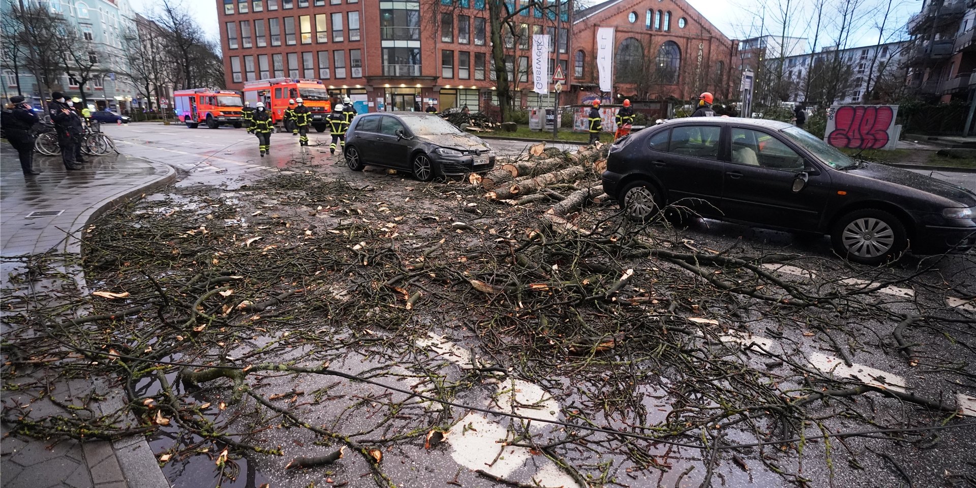 Die Feuerwehr in NRW rückte alleine bis Samstagmittag zu über 12.000 Einsätzen aus.