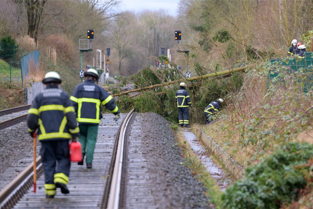 Die Bahn in NRW ist wegen des Sturms am gesamten Wochenende beinahe komplett lahmgelegt worden. Die Bahn in NRW ist wegen des Sturms am gesamten Wochenende beinahe komplett lahmgelegt worden.