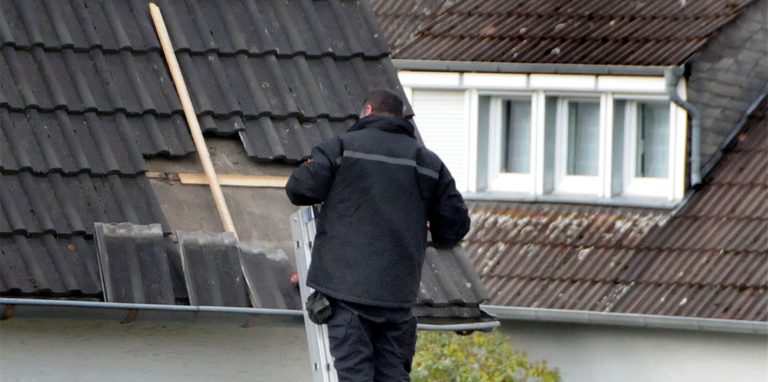Noch sind in Schwerte Dachdecker damit beschäftigt, Sturmschäden zu beseitigen. Währenddessen ist der nächste Sturm bereits in Sicht: „Antonia“ rollt an.
