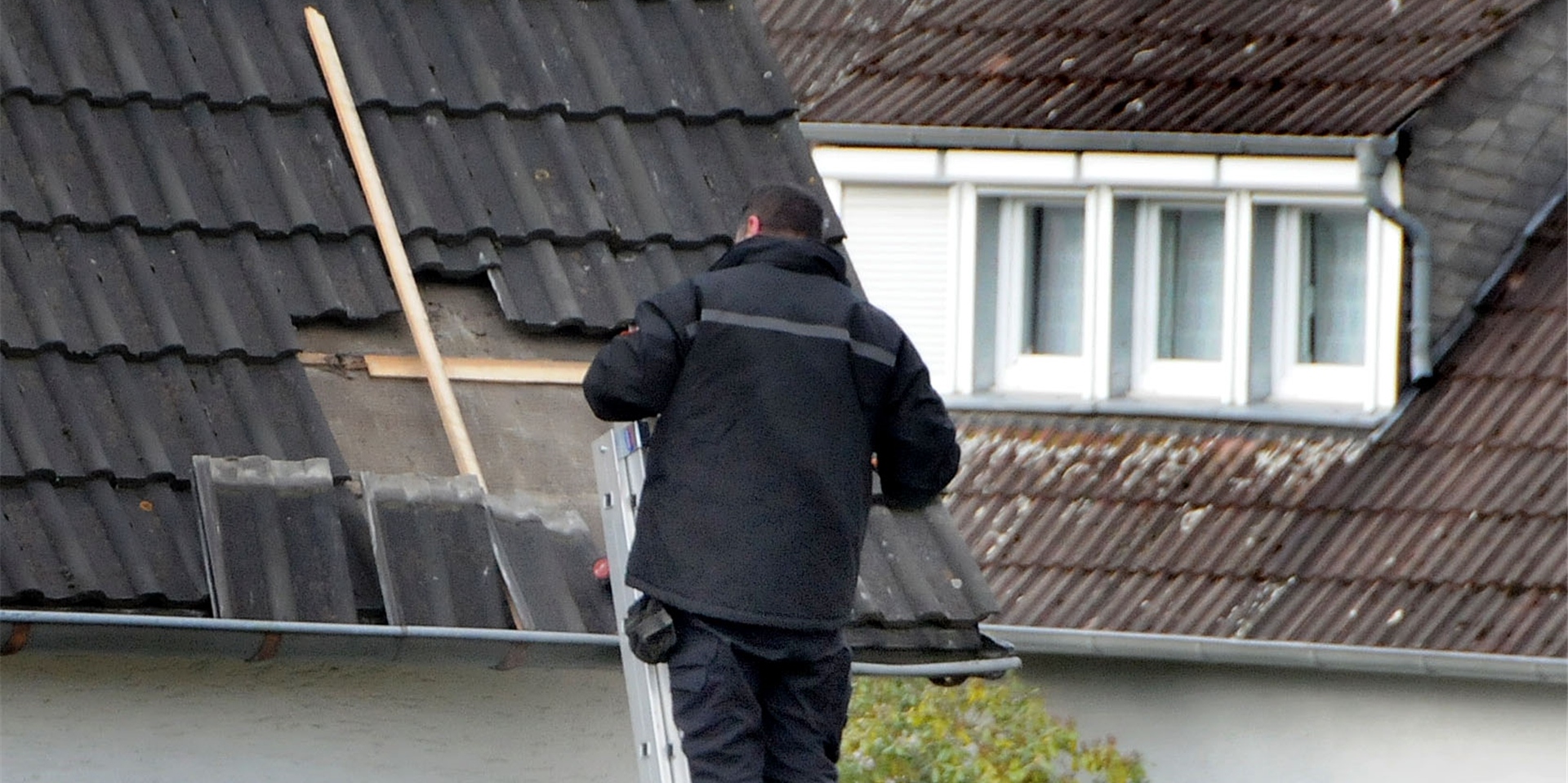 Noch sind in Schwerte Dachdecker damit beschäftigt, Sturmschäden zu beseitigen. Währenddessen ist der nächste Sturm bereits in Sicht: „Antonia“ rollt an.