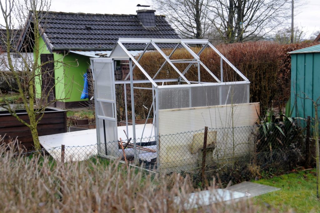 Kaum mehr als das Gerippe blieb nach dem Sturm von diesem Gewächshaus in der Kleingartenanlage Amsel. Kaum mehr als das Gerippe blieb nach dem Sturm von diesem Gewächshaus in der Kleingartenanlage Amsel.