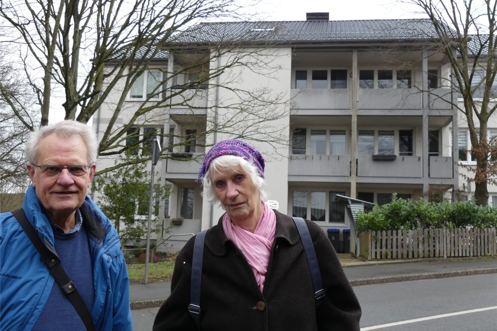 Hans-Bernd Marks und Mechthild Uffmann vom Arbeitskreis Asyl Schwerte stehen vor der Mietwohnung der Familie. Sie sagen: Hans-Bernd Marks und Mechthild Uffmann vom Arbeitskreis Asyl Schwerte stehen vor der Mietwohnung der Familie. Sie sagen:
