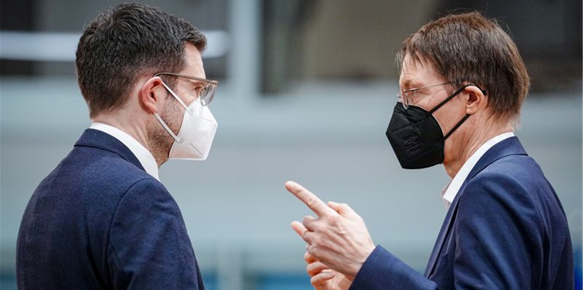 Gesundheitsminister Karl Lauterbach (SPD) und Justizminister Marco Buschmann (l, FDP) bei einer Sitzung des Bundeskabinetts im Bundeskanzleramt.