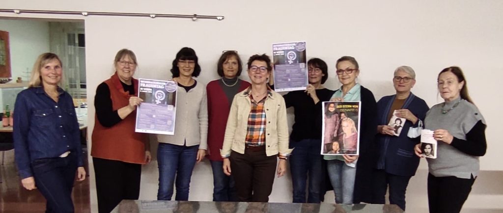 Monika Eichmanns (v.l.n.r.): Stephanie Kaltenborn, Monika Weßberg, Heike Auel, Regina Ruß, Irmgard Schlierkamp, Anette Haida, Heike Walter, Ines Pohlmann, die Teil des Internationalen Frauentages in Werne sind. Monika Eichmanns (v.l.n.r.): Stephanie Kaltenborn, Monika Weßberg, Heike Auel, Regina Ruß, Irmgard Schlierkamp, Anette Haida, Heike Walter, Ines Pohlmann, die Teil des Internationalen Frauentages in Werne sind.