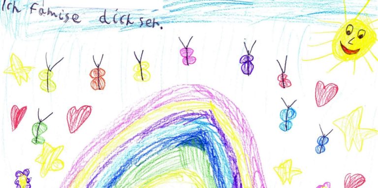 Kinder aus dem ersten Schuljahr der Grundschule Villigst haben Briefe an ihre Freundin Anisha geschrieben. Die Sechsjährige ist mit ihren Eltern nach Bangladesch abgeschoben wurden. Die Beamten der Ausländerbehörde kamen nachts.