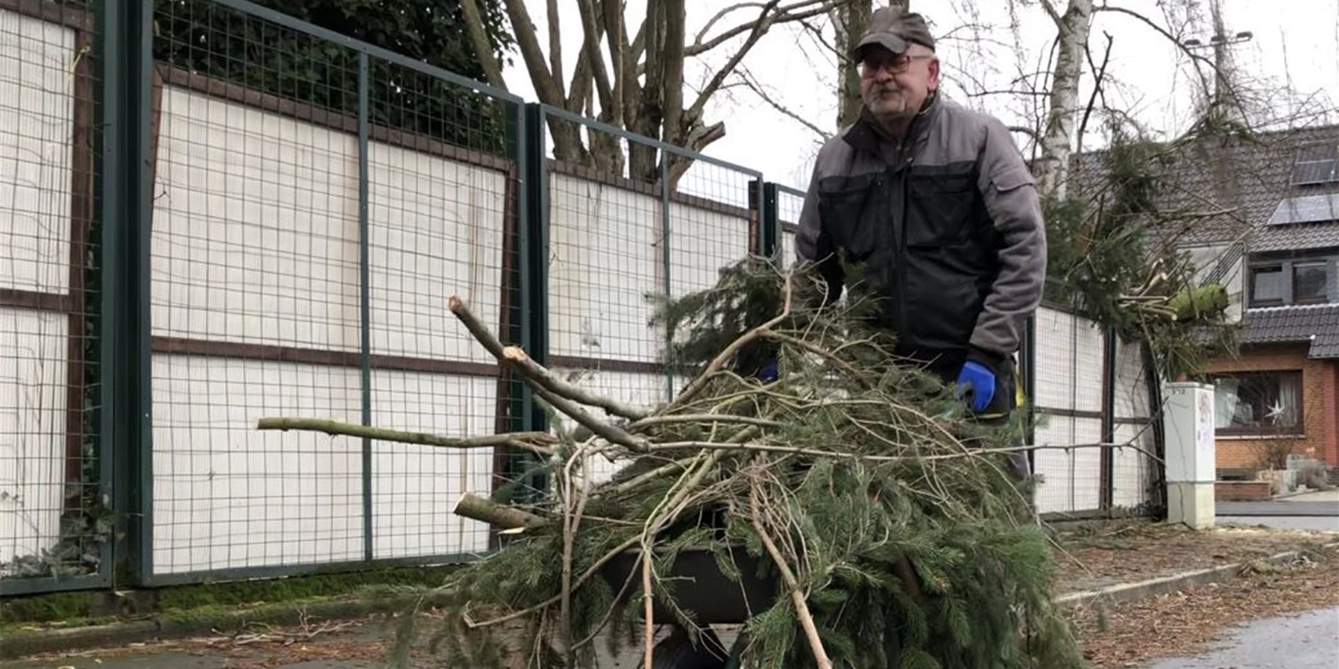 Rainer Timmermann transportiert die Reste einer Fichte ab, die quer über der Straße lag.