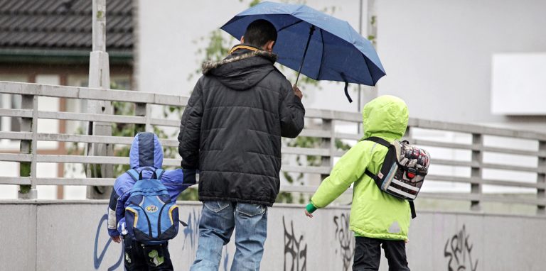 Regenschirm und Gummistiefel bleiben bis zum Wochenende immer wieder ein wichtige Utensilien in Lünen und Selm.
