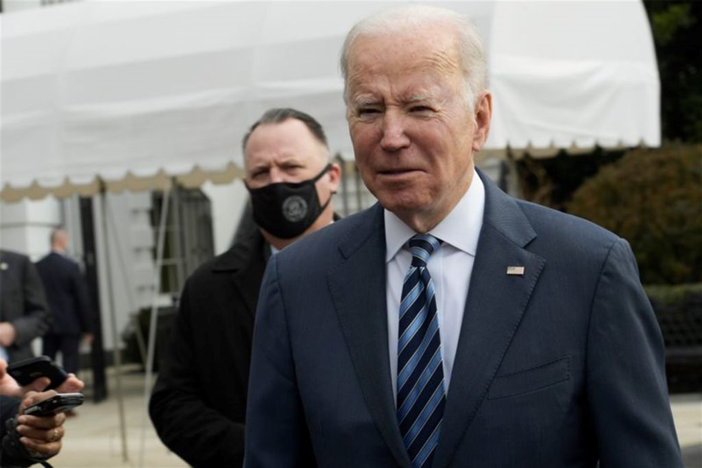 US-Präsident Joe Biden spricht vor dem Weißen Haus mit Journalisten über den Ukraine-Konflikt.
