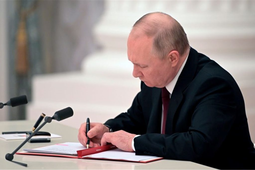 Der russische Präsident Wladimir Putin unterzeichnet ein Dokument zur Anerkennung der Unabhängigkeit der Separatistengebiete in der Ostukraine.