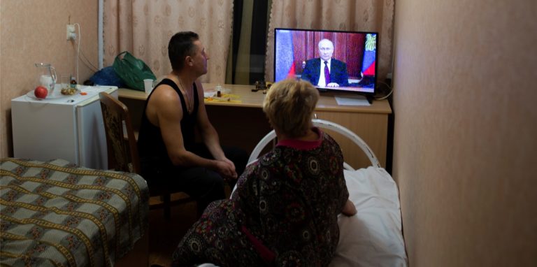 Menschen aus den Regionen Donezk und Luhansk, dem von einer pro-russischen Separatistenregierung kontrollierten Gebiet in der Ostukraine, verfolgen die Fernsehansprache des russischen Präsidenten Putin. Putin hat bei einer Fernsehansprache die Staatlichkeit der Ukraine als Ganzes infrage gestellt. Zudem hat er die beiden Regionen Luhansk und Donezk im Osten der Ukraine als unabhängige «Volksrepubliken» anerkannt.