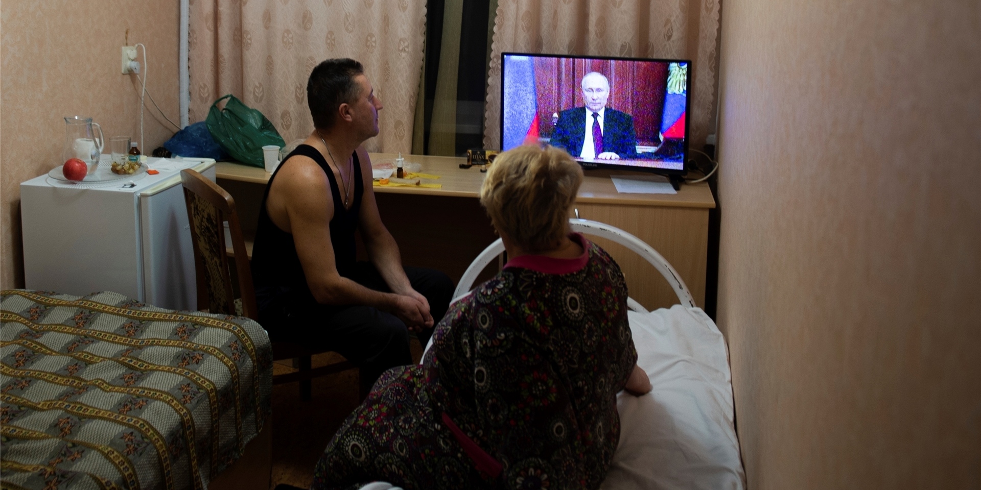Menschen aus den Regionen Donezk und Luhansk, dem von einer pro-russischen Separatistenregierung kontrollierten Gebiet in der Ostukraine, verfolgen die Fernsehansprache des russischen Präsidenten Putin. Putin hat bei einer Fernsehansprache die Staatlichkeit der Ukraine als Ganzes infrage gestellt. Zudem hat er die beiden Regionen Luhansk und Donezk im Osten der Ukraine als unabhängige «Volksrepubliken» anerkannt.