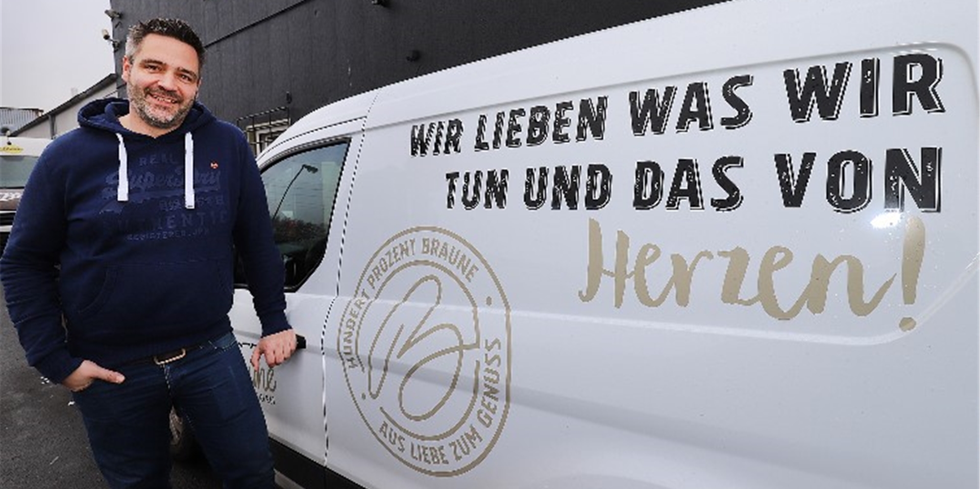Stefan Braune ist Inhaber der gleichnamigen Bäckerfilialen. Er steht vor einem Lieferwagen mit Firmenaufschrift.