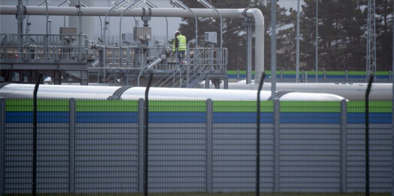 Blick auf Rohrsysteme und Absperrvorrichtungen in der Gasempfangsstation der Ostseepipeline Nord Stream 2. Vor dem Hintergrund des eskalierenden Russland-Ukraine-Konflikts stoppt die Bundesregierung das Genehmigungsverfahren für die russisch-deutsche Erdgasleitung Nord Stream 2 bis auf Weiteres.