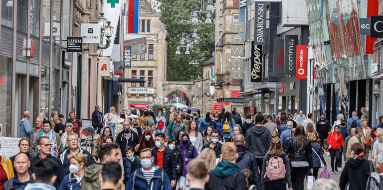 Shoppen am Rosenmontag in der Dortmunder City? Während das wegen des Lockdowns im vergangenen Jahr nicht möglich war, können die Händler jetzt normal öffnen.