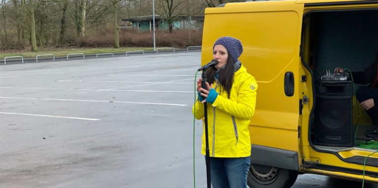 Die Sängerin Sabine Hoell lädt seit drei Wochen ein, zusammen mit ihr gegen Impfpflicht und andere Corona-Maßnahmen zu demonstrieren: eine Alternative in Lünen.