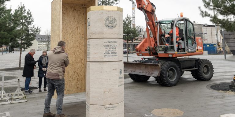 Die Stele auf dem Campus in Selm steht bereits seit Anfang Februar 2022. Sie liefert nicht nur Informationen über Barbarossa, sondern auch über seinen Paten Otto. Am Mittwoch (23.2.) wird sie feierlich eingeweiht.