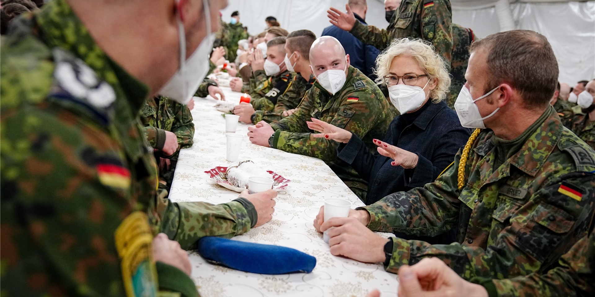 Verteidigungsministerin Christine Lambrecht (SPD) am Dienstag bei den deutschen Soldaten in Litauen.