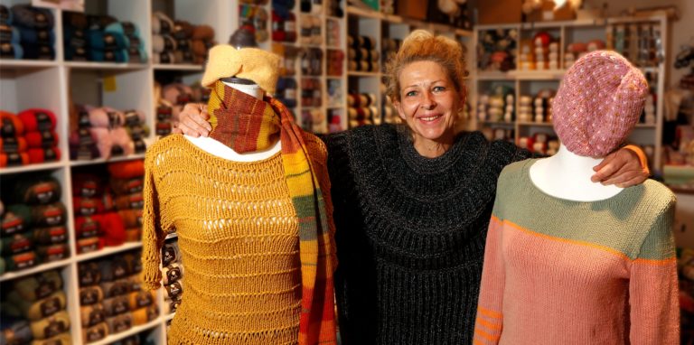 Barbara Friederichs in ihrem Geschäft Wolllust, das bald schließt.