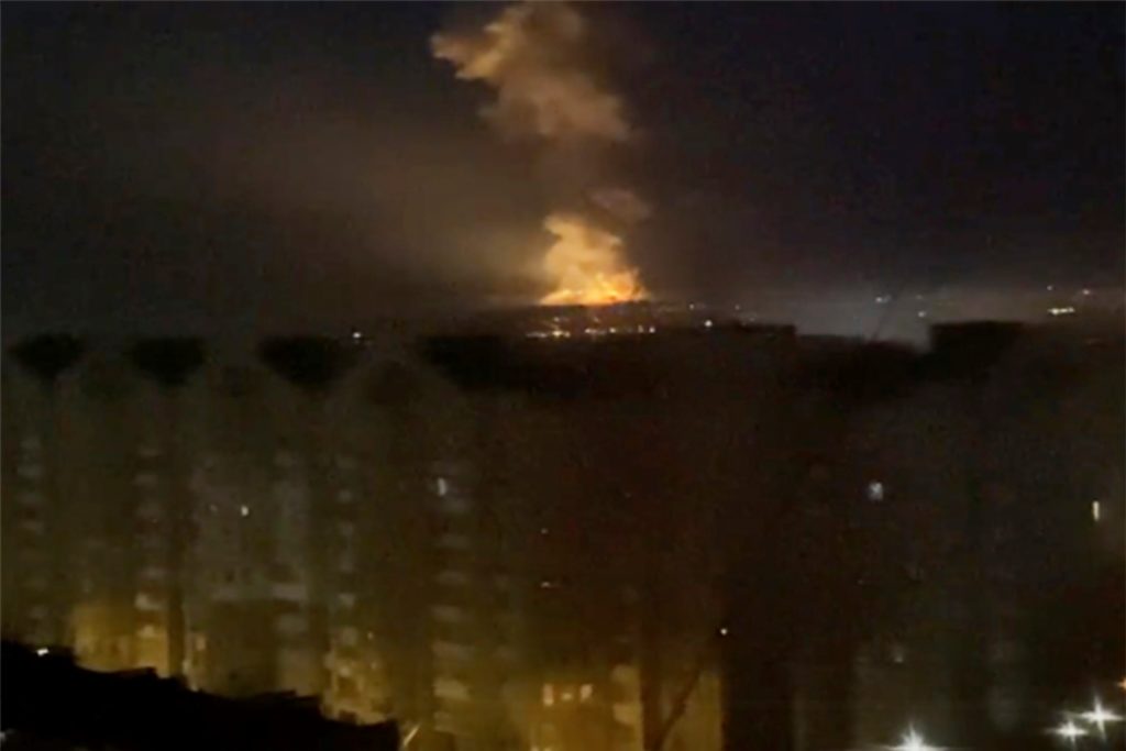 Rauch und Flamme in der Nähe des Flusses Dnjepr am 24. Februar 2022 (bestmögliche Qualität). Die russischen Truppen haben ihren erwarteten Angriff auf die Ukraine gestartet. Präsident Putin hat sich über internationale Verurteilungen und Sanktionen hinweggesetzt und andere Länder gewarnt, dass jeder Versuch einer Einmischung zu «Konsequenzen führen würde, die Sie noch nie gesehen haben.» Rauch und Flamme in der Nähe des Flusses Dnjepr am 24. Februar 2022 (bestmögliche Qualität). Die russischen Truppen haben ihren erwarteten Angriff auf die Ukraine gestartet. Präsident Putin hat sich über internationale Verurteilungen und Sanktionen hinweggesetzt und andere Länder gewarnt, dass jeder Versuch einer Einmischung zu «Konsequenzen führen würde, die Sie noch nie gesehen haben.»