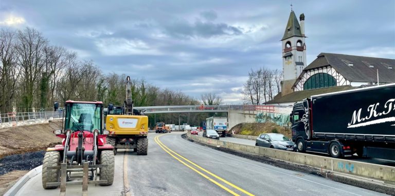 Links im Bild ist die neue Bushaltestelle. Gut zu sehen sind schon die Baustellenmarkierungen auf der neuen Fahrbahn der ausgebauten B236.