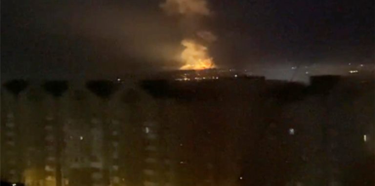 Rauch und Flamme in der Nähe des Flusses Dnepr am 24. Februar 2022 in Kiew.