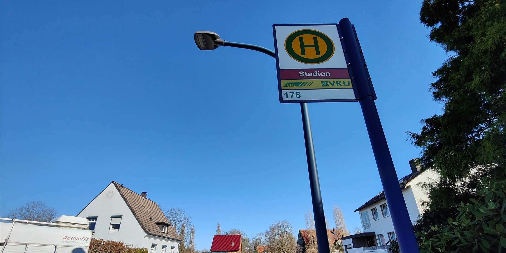 Auf der Jahnstraße in Holzwickede stehen mehrere Autos.