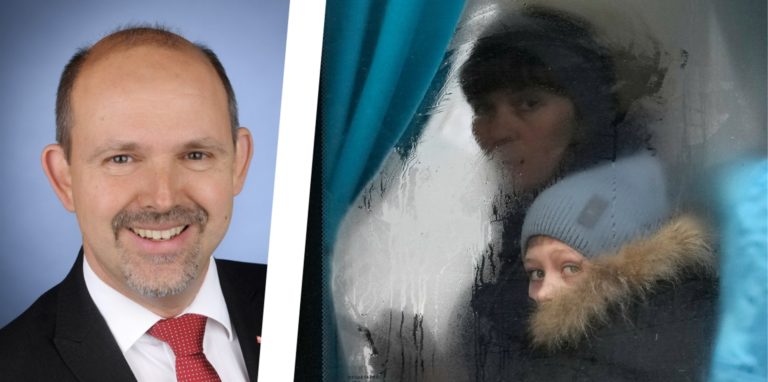 Eine Frau und ein Kind beim Verlassen der Region Luhansk in der Ostukraine.