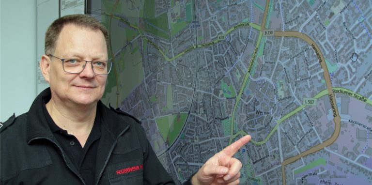 Bei großen Lagen wie den jüngsten Stürmen werden die Einsatzorte auf dem großen Bildschirm auf eine Stadtkarte von Werne übertragen, wie Thomas Temmann zeigt.