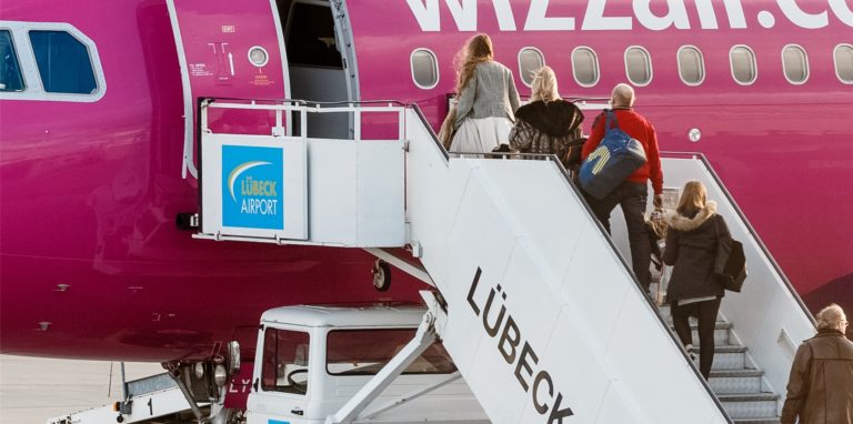 Die Billig-Airline „WizzAir“ hat sämtliche Flüge in und aus der Ukraine gestrichen.