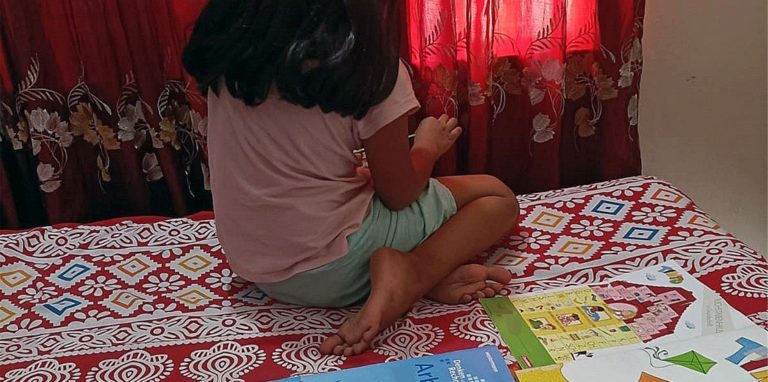Vor einem Monat wurde sie nach Bangladesch abgeschoben. Mit Hilfe ihrer Schulbücher kann die sechsjährige Anischa dem Unterricht noch eine Weile folgen. Die Schwerter Eltern fragen sich aber: Wie lange noch?