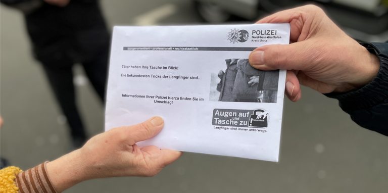 Umschläge mit Informationsmaterialen wurden an die Bevölkerung verteilt.
