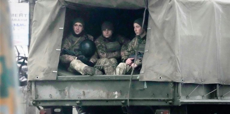 Ukrainische Soldaten fahren in einem Militärfahrzeug