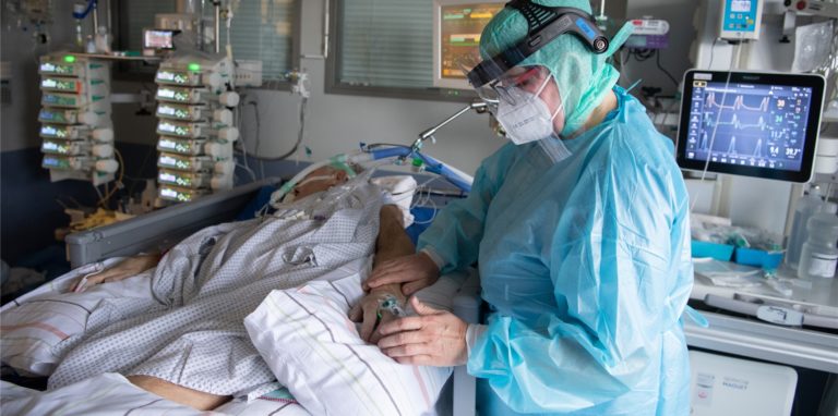 Eine Intensiv-Pflegerin versorgt einen schwer an Corona erkrankten Patienten auf der Intensivstation des Klinikums in Fulda. Viele Patienten mit schweren Verläufen liegen mehrere Wochen auf der Intensivstation, rund die Hälfte der künstlich beatmeten Patienten stirbt.