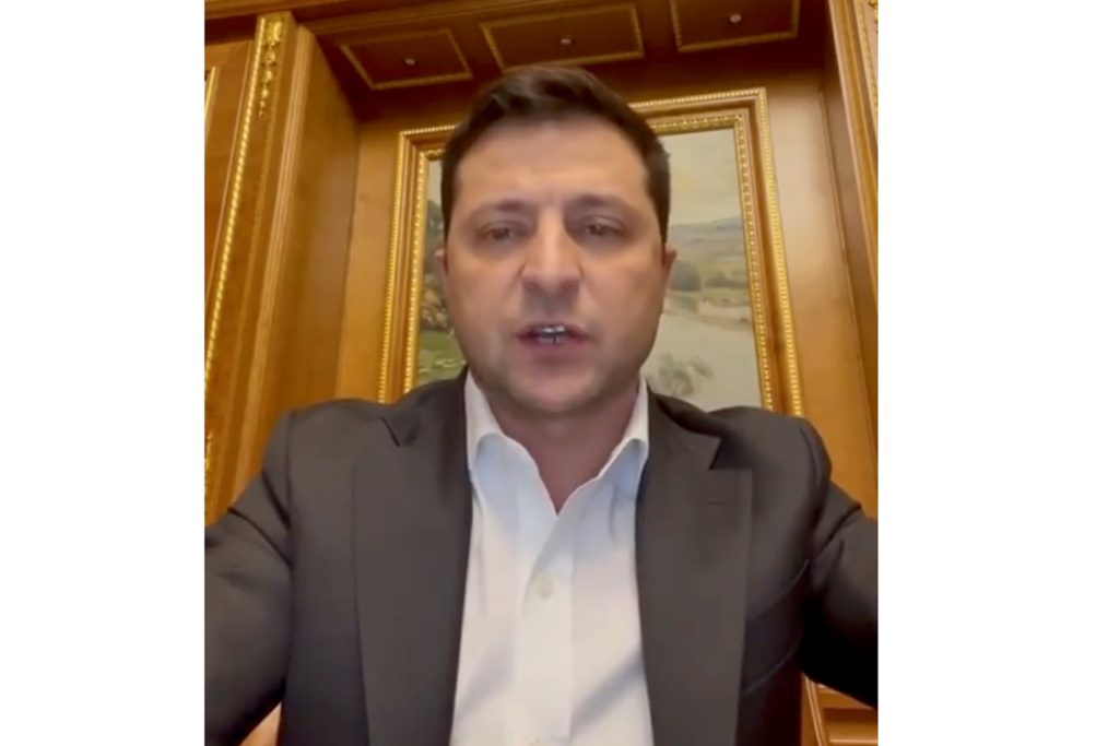 Auf diesem vom Pressebüro des ukrainischen Präsidenten zur Verfügung gestellten Foto wendet sich Wolodymyr Selenskyj, Präsident der Ukraine, an die Nation. Selenskyj rief das Kriegsrecht aus und erklärte, Russland habe die militärische Infrastruktur der Ukraine angegriffen. Er forderte die Ukrainer auf, zu Hause zu bleiben und nicht in Panik zu geraten. Auf diesem vom Pressebüro des ukrainischen Präsidenten zur Verfügung gestellten Foto wendet sich Wolodymyr Selenskyj, Präsident der Ukraine, an die Nation. Selenskyj rief das Kriegsrecht aus und erklärte, Russland habe die militärische Infrastruktur der Ukraine angegriffen. Er forderte die Ukrainer auf, zu Hause zu bleiben und nicht in Panik zu geraten.
