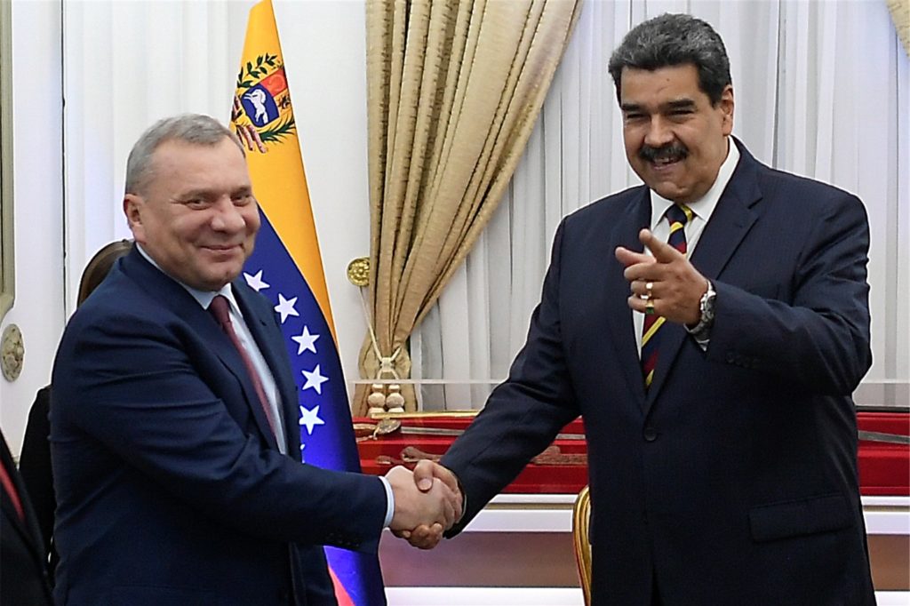 Der russische Vize-Ministerpräsident Juri Borissow (l) und Nicolas Maduro, Präsident von Venezuela geben sich während einer Medienpräsentation im Präsidentenpalast die Hand. Der russische Vize-Ministerpräsident Juri Borissow (l) und Nicolas Maduro, Präsident von Venezuela geben sich während einer Medienpräsentation im Präsidentenpalast die Hand.