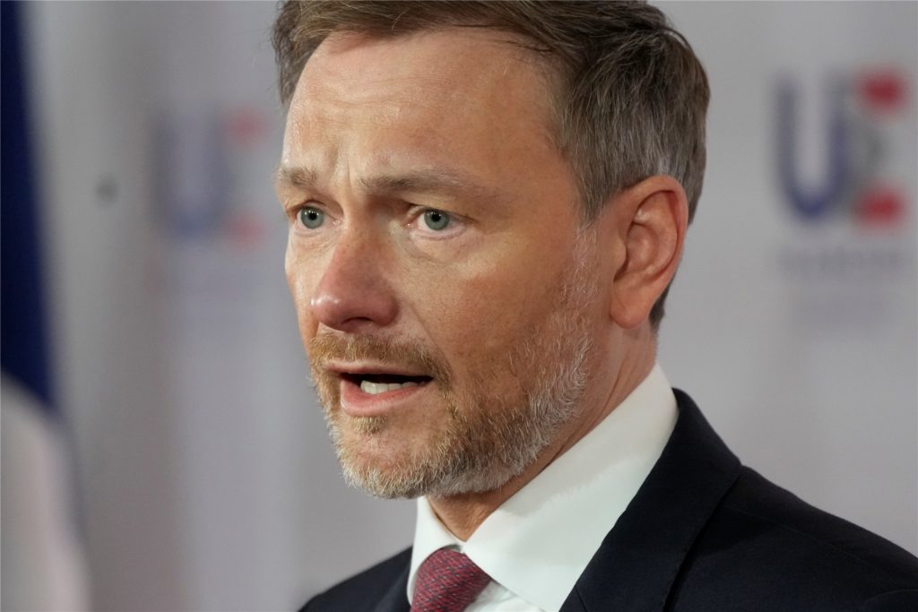 Christian Lindner, Bundesvorsitzender der FDP und Bundesfinanzminister, spricht mit Journalisten vor einem informellen Treffen der EU-Minister für Wirtschaft und Finanzen in Paris. Christian Lindner, Bundesvorsitzender der FDP und Bundesfinanzminister, spricht mit Journalisten vor einem informellen Treffen der EU-Minister für Wirtschaft und Finanzen in Paris.