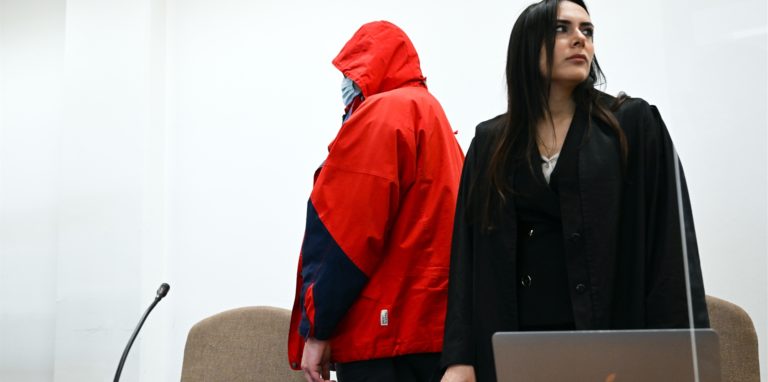 Der angeklagte katholische Priester (l) steht im Gerichtssaal neben seiner Verteidigerin Pantea Farahzadi.