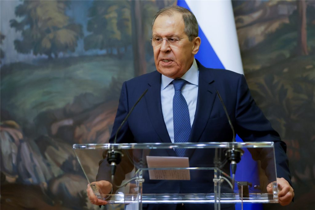 Sergej Lawrow (l), Außenminister von Russland, spricht bei einer gemeinsamen Pressekonferenz mit dem griechischen Außenminister Dendias. Dendias ist zu Besuch in Russland. Sergej Lawrow (l), Außenminister von Russland, spricht bei einer gemeinsamen Pressekonferenz mit dem griechischen Außenminister Dendias. Dendias ist zu Besuch in Russland.